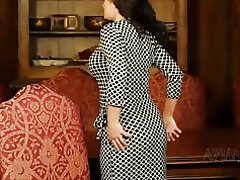 Güzellik seksi striptiz gerçekleştirir