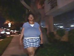 Büyük siyah sürtük gets fucked ve cumload yiyor