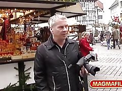 Eva kıçına şaplak alır