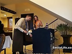 Oda Servisi için çıplak kızlar açık kapı