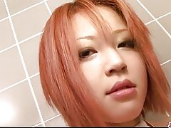 Sıkı ve busty Kızıl saçlı bebek kedi banyoda fondling