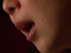 Diğerleri izlerken iki hatun ve bir adam fuck